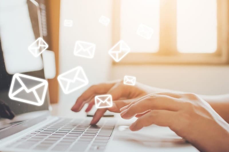 Liên hệ bằng email